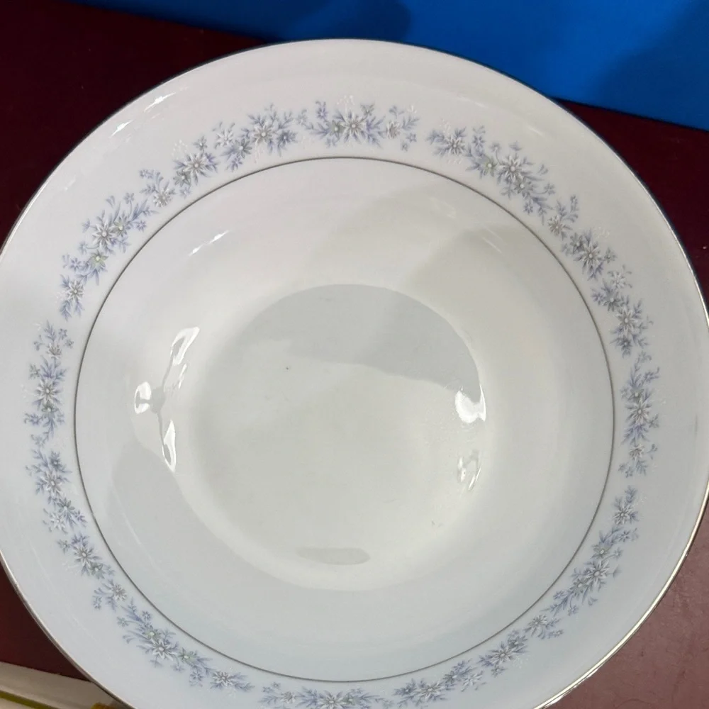 Elegant White and Blue Floral Bowl Noritake Marywood (2181) vegetable bowl 9”